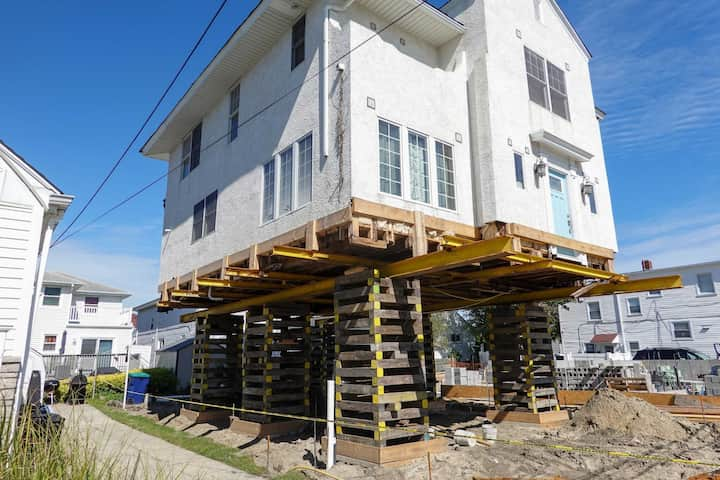 Located in Pasadena, California, we are a company that specializes in house lifting, small distance house moving, piles and foundations.